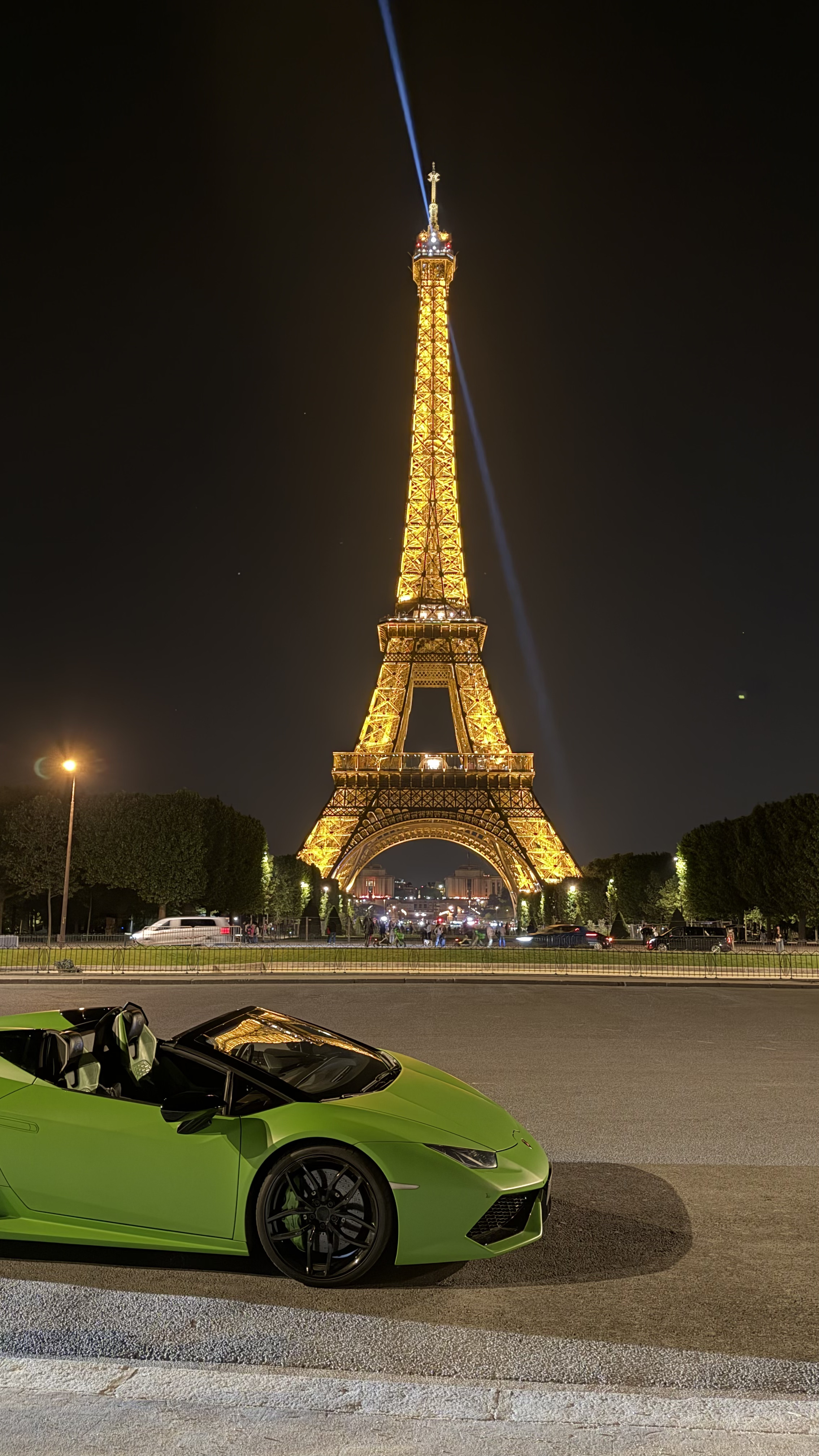 Lamborghini Huracán Spyder devant la Tour Eiffel de nuit - Evasio Paris