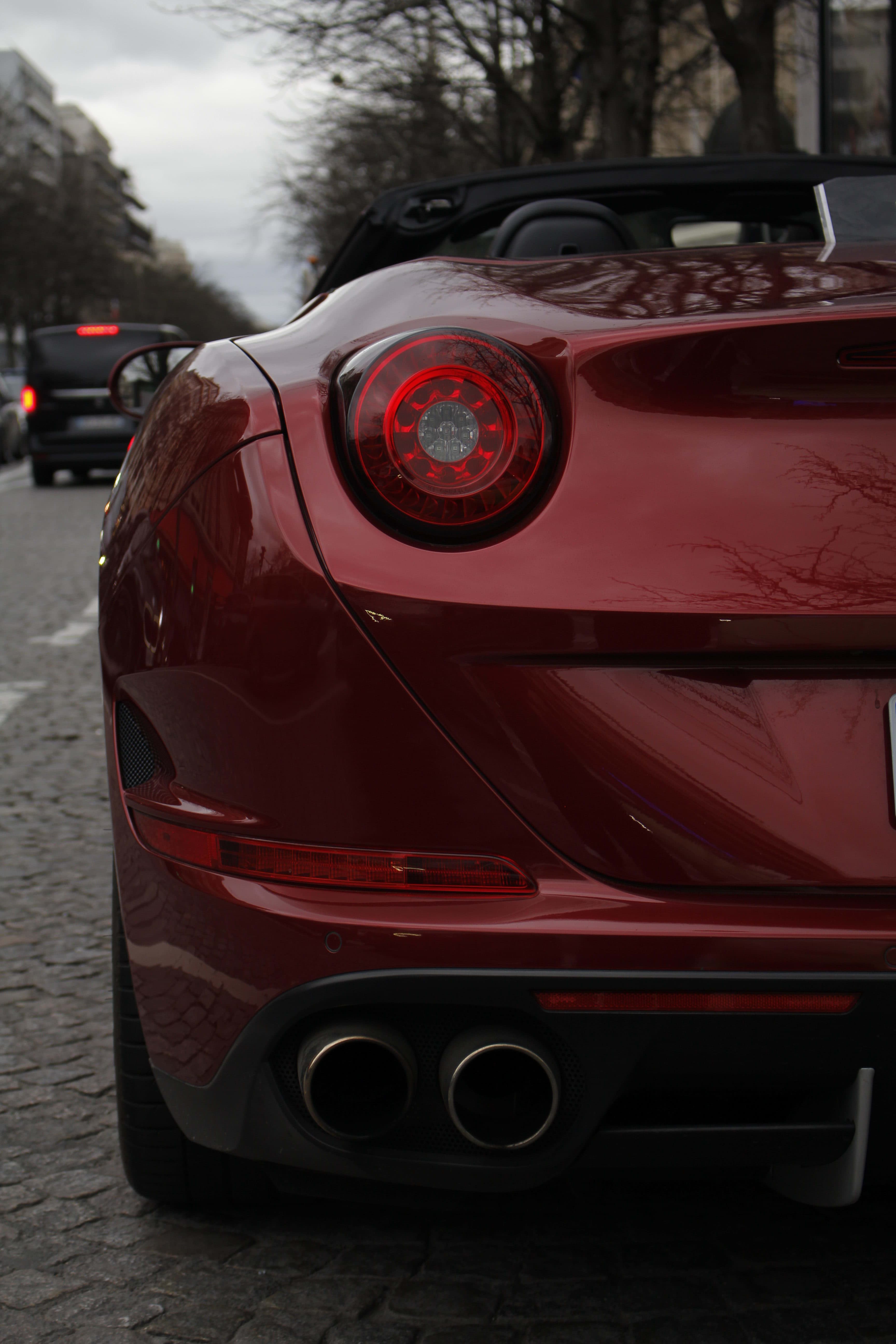 Conduire une Ferrari à Paris sur les Champs-Élysées